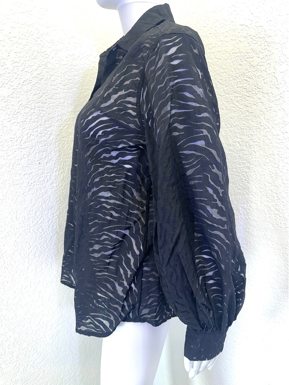 Women’s Chico’s Sz 1 (M) Black Sheer Zebra Stripe Button Up Balloon Sleeve Shirt - Picture 2 of 7